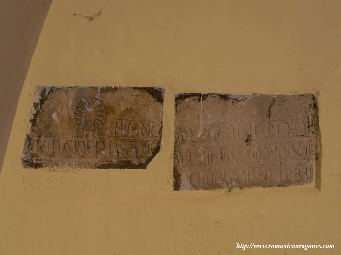 LÁPIDAS EN CAPILLA SUR